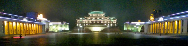 ライトアップされた瓦屋根の建物