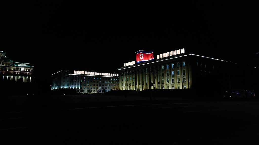 暗い夜の街に浮かぶ建物の灯り