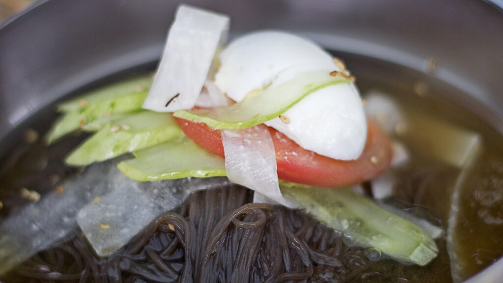 冷麺の薄切り肉と梨のアップ