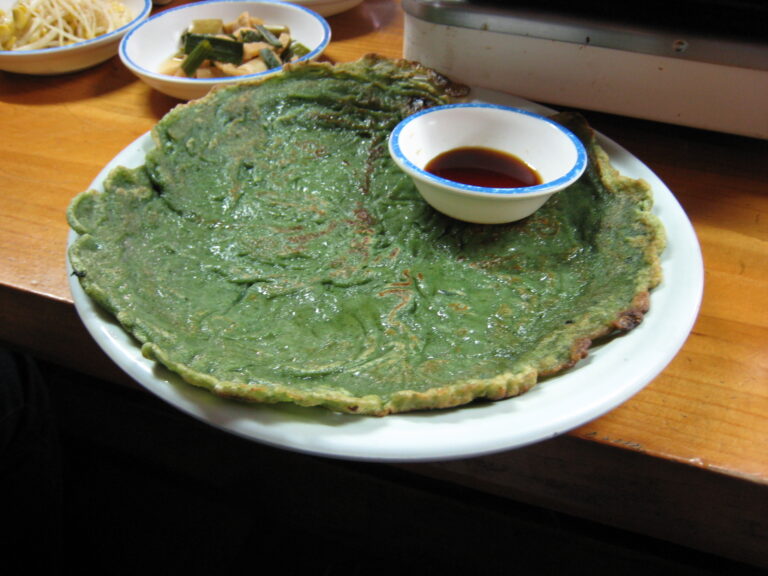 大きく焼かれた緑色のチヂミ
