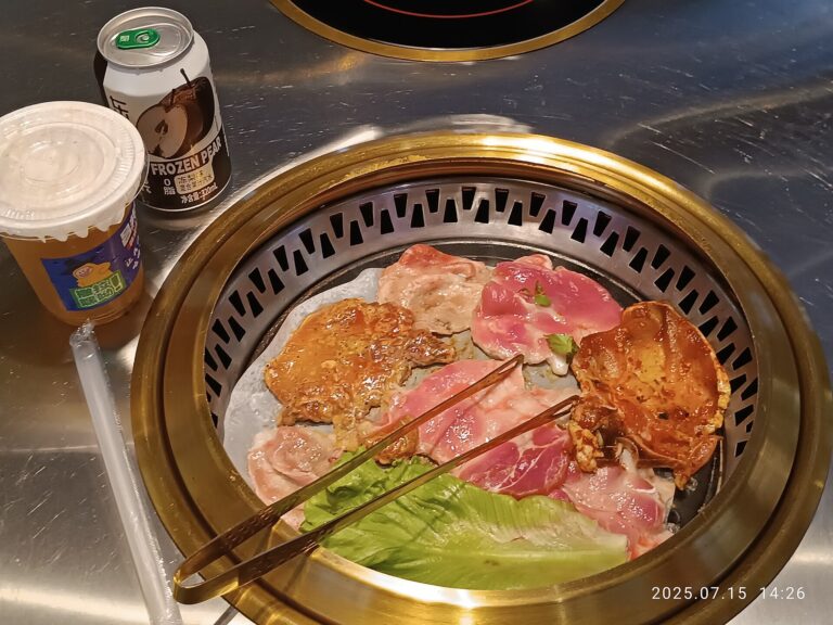 銅の板の上に並べられた生肉