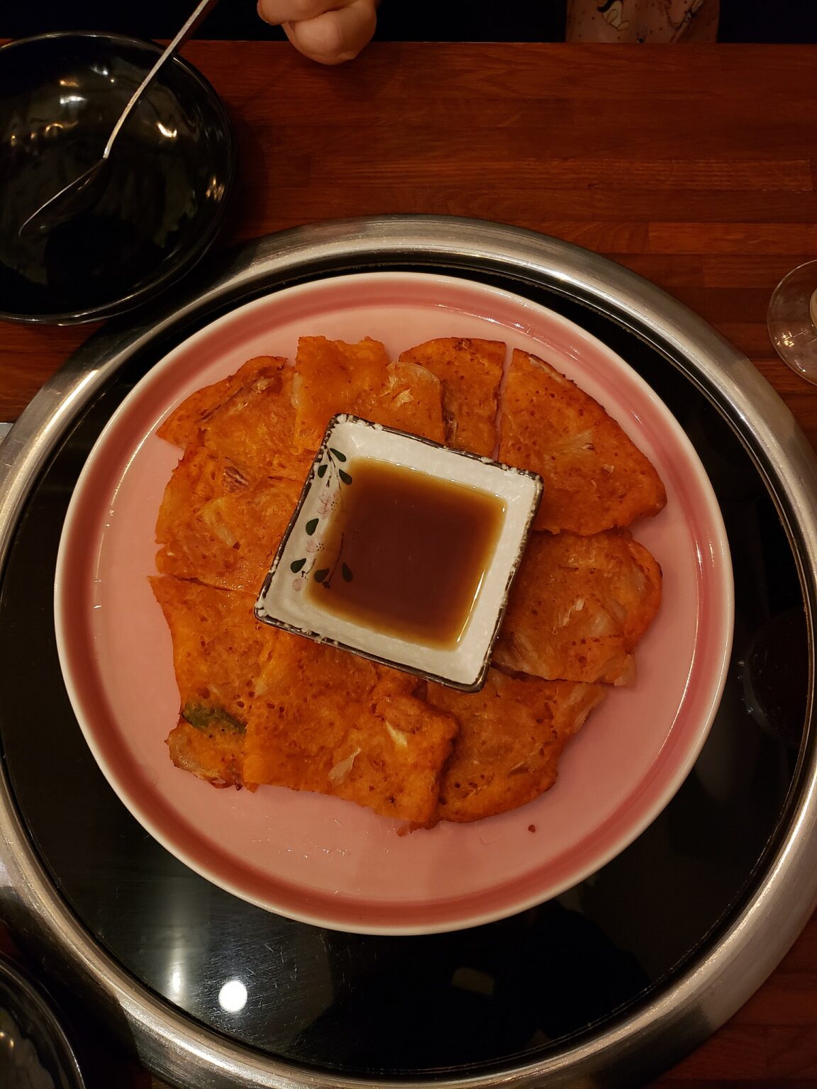 オレンジ色の魚卵と小皿
