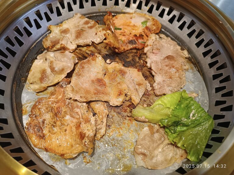 焼き上がった薄切りの肉