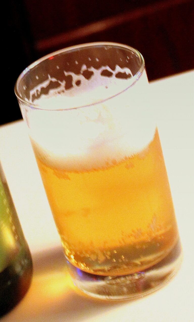 グラスに注がれたビール