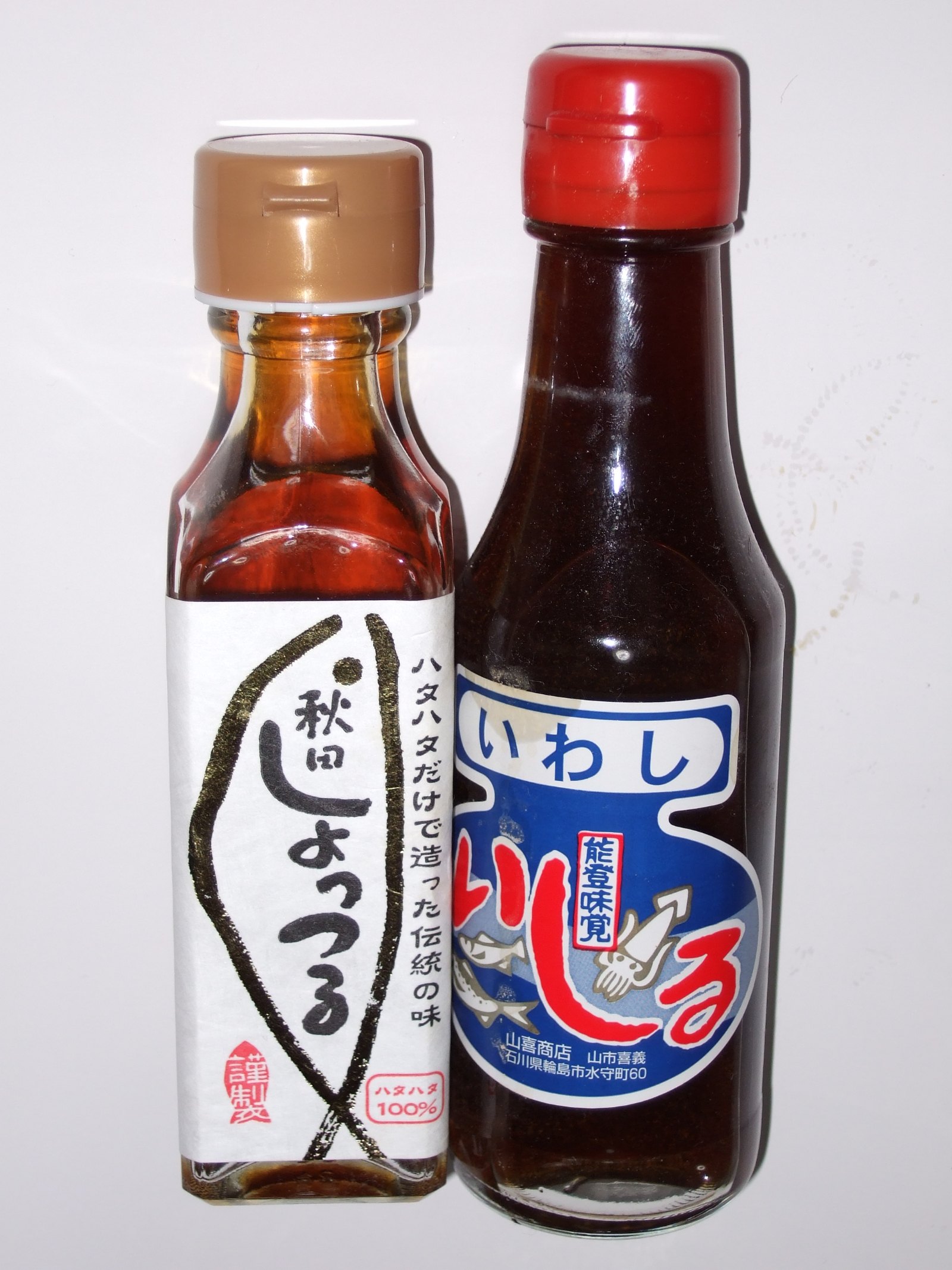 魚醤の瓶。左が秋田のしょっつる（ハタハタ100%）、右が能登のいしる
