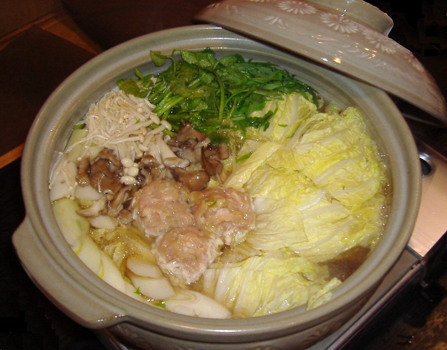 土鍋で仕立てた鍋料理（写真は関西風の鍋で、しょっつる鍋ではない）