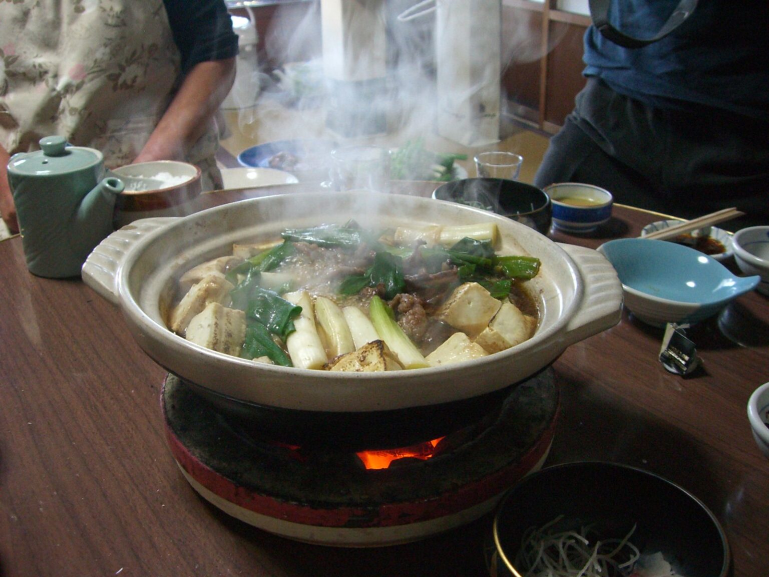 卓上コンロにかけたひとり鍋（写真は鴨鍋で、しょっつる鍋ではない）