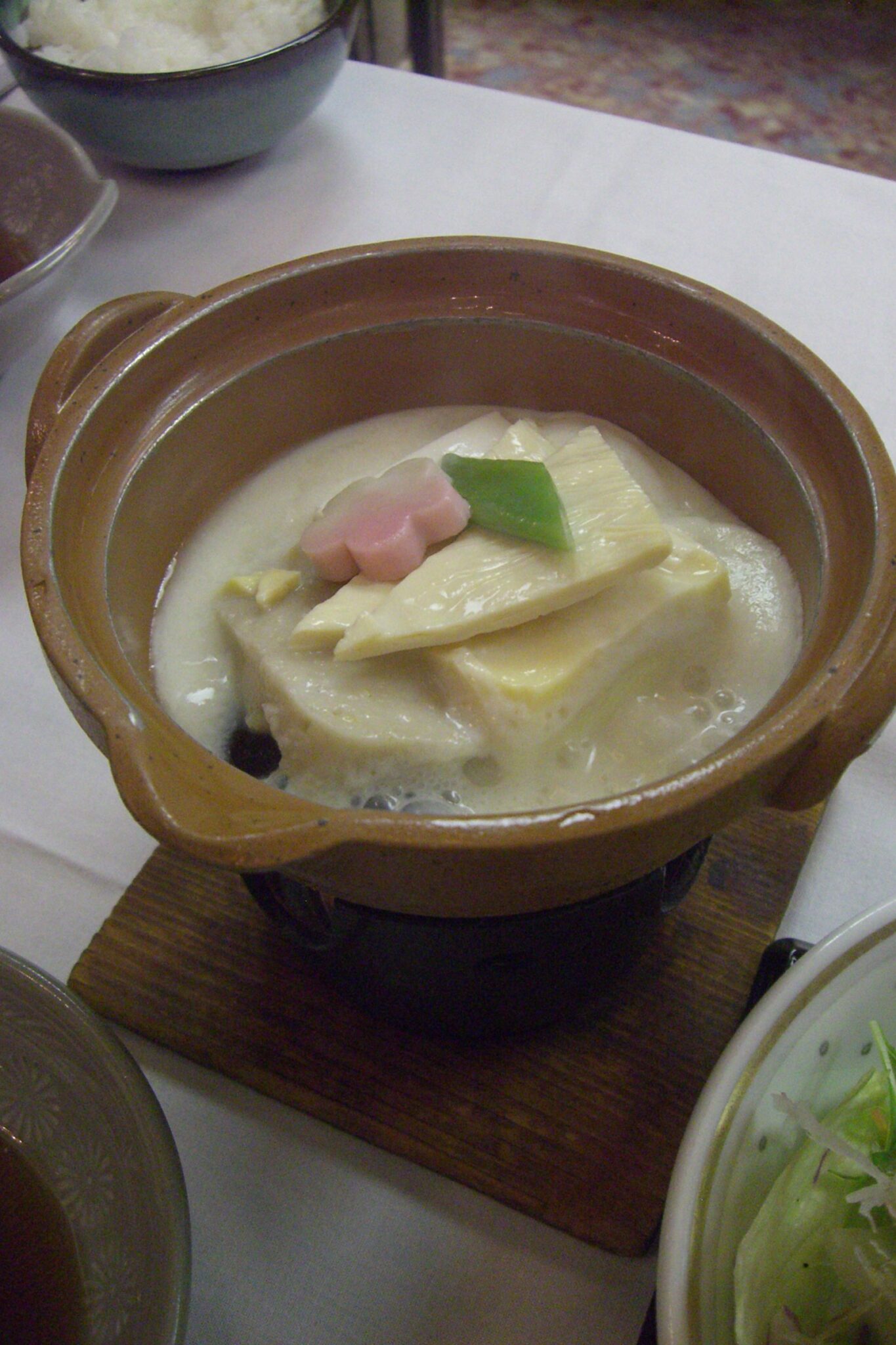 小鍋の中身。練り物、野菜、豆腐（写真は一般の鍋料理）