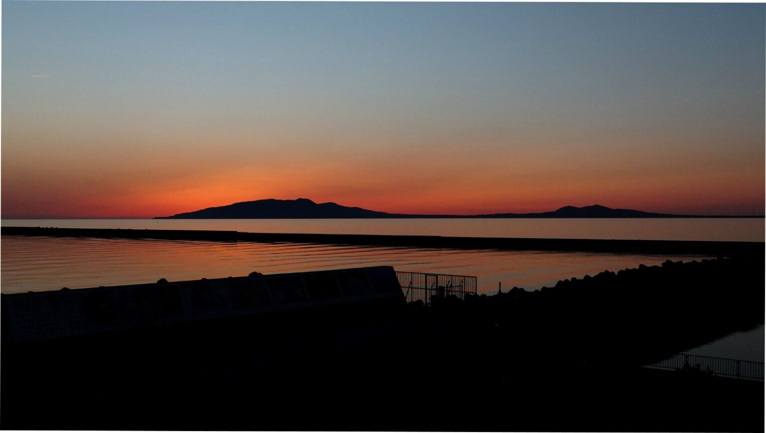 秋田マリーナから見た男鹿半島の夕景