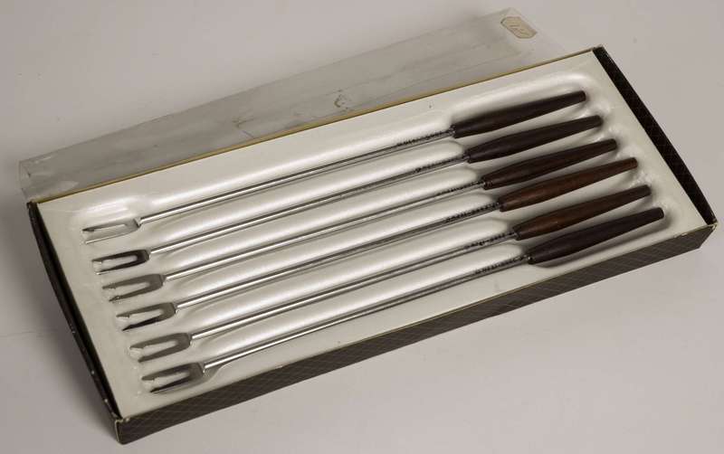 木の柄のフォンデュ用フォーク（長さ25cm）のセット。ノルウェー民俗博物館の所蔵品