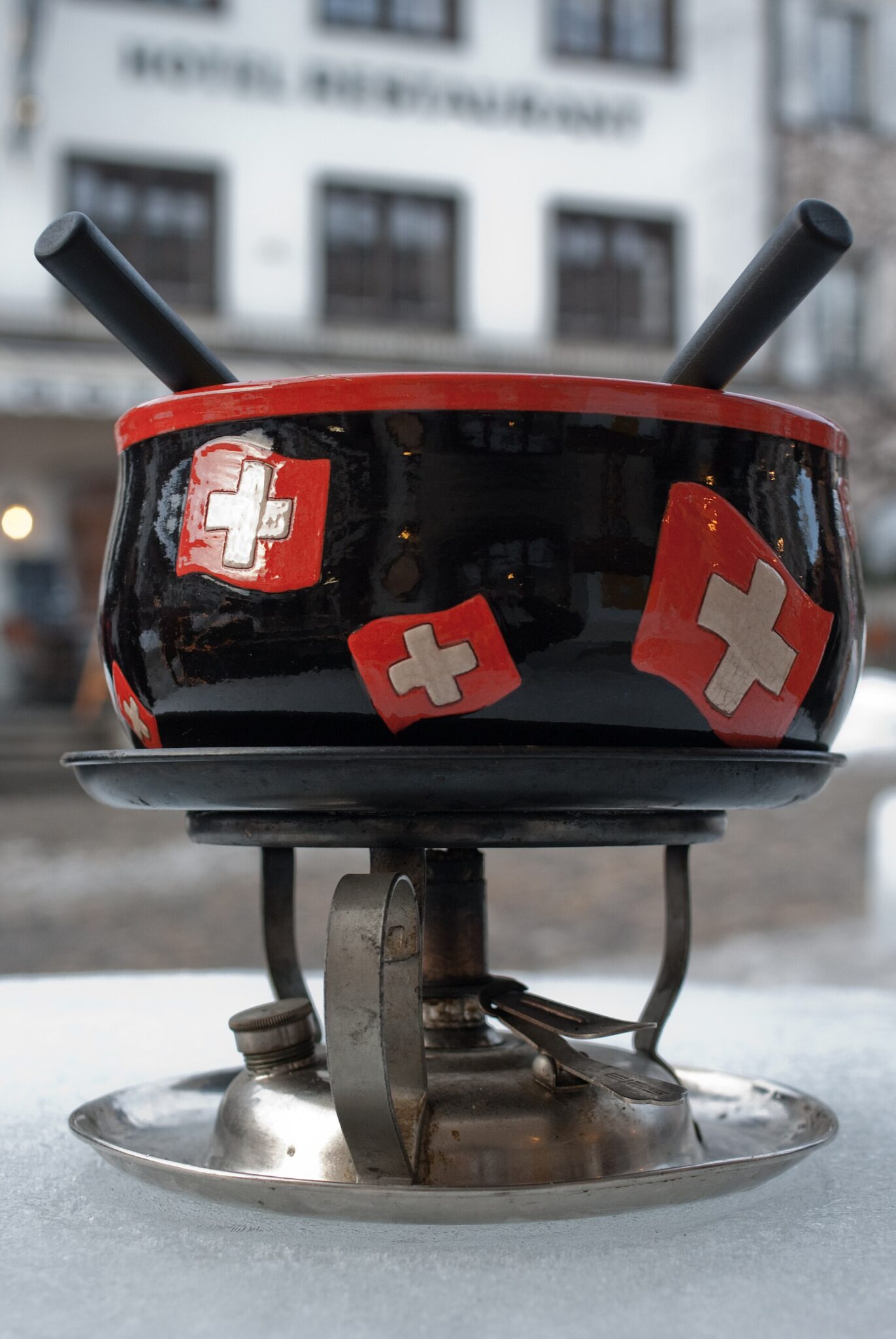 スイス国旗の柄のフォンデュ鍋と、アルコールランプの台