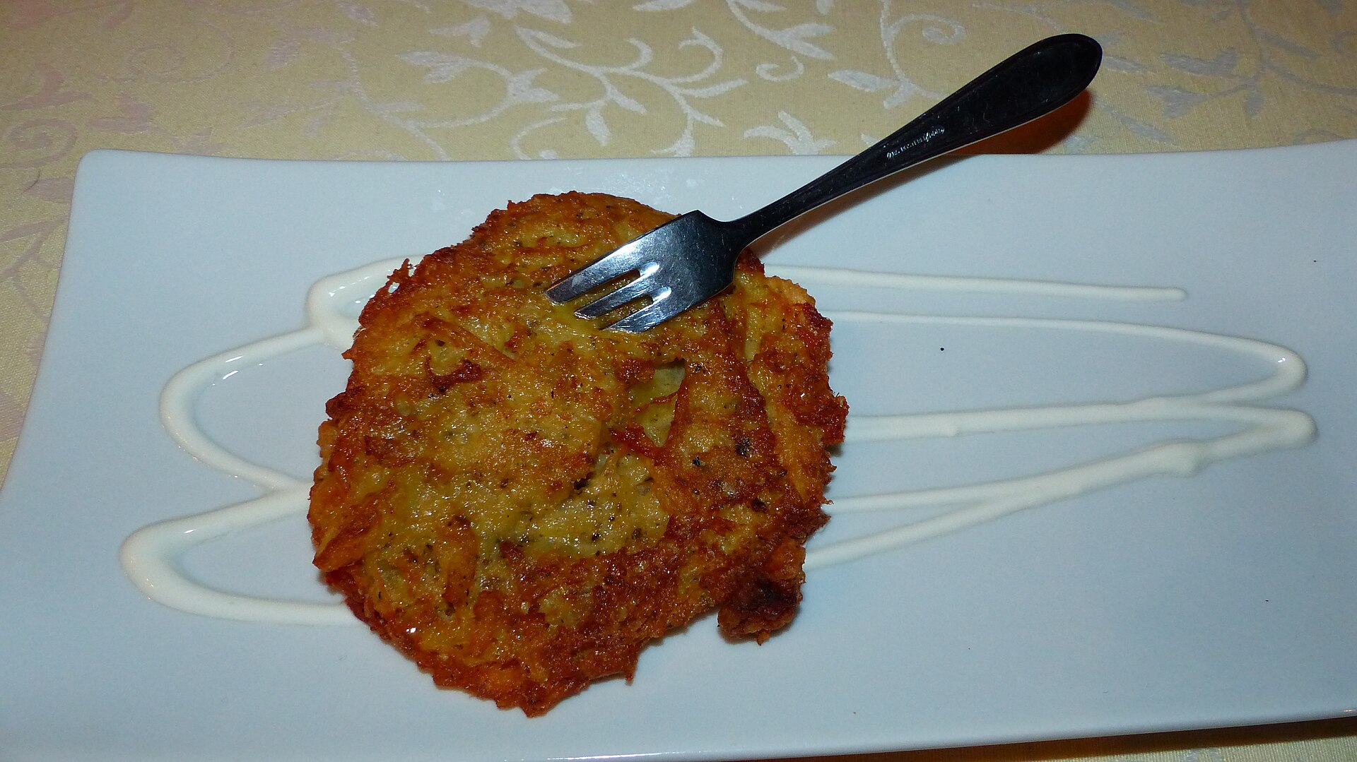 皿にのせた小ぶりのロシュティ