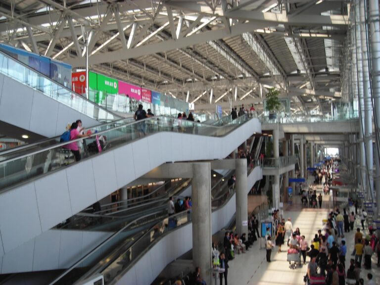 空港の鉄骨天井
