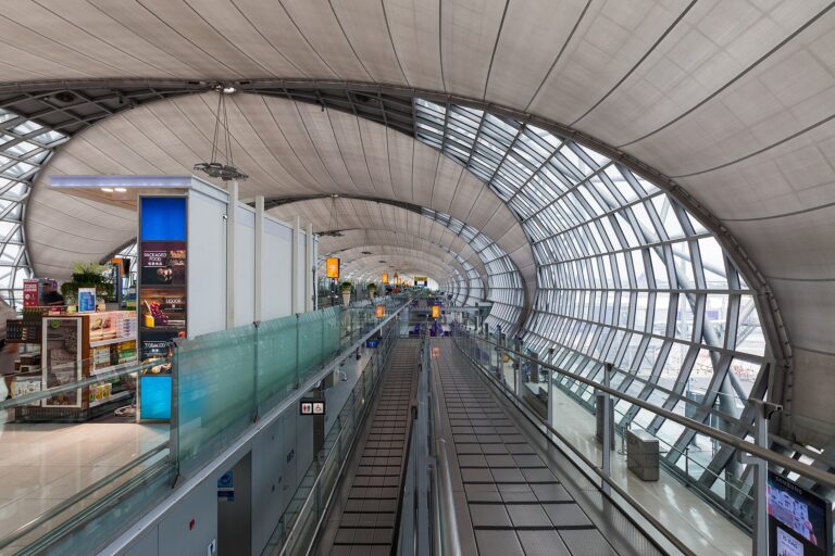 空港内の動く歩道