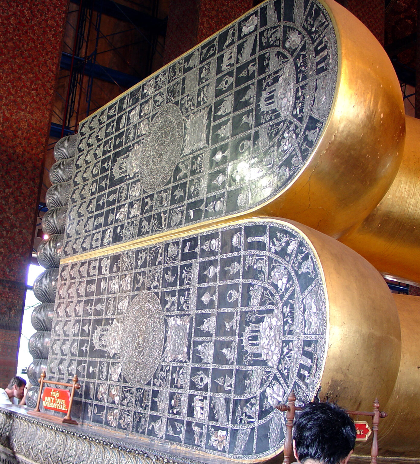 寝釈迦仏の足の裏の螺鈿細工
