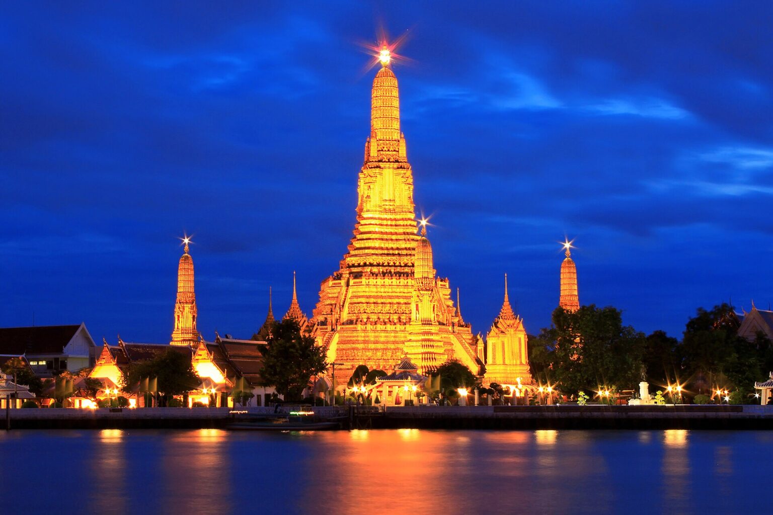 夜のワットアルン全景
