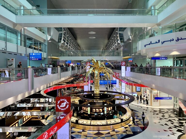ドバイ国際空港の到着コンコース