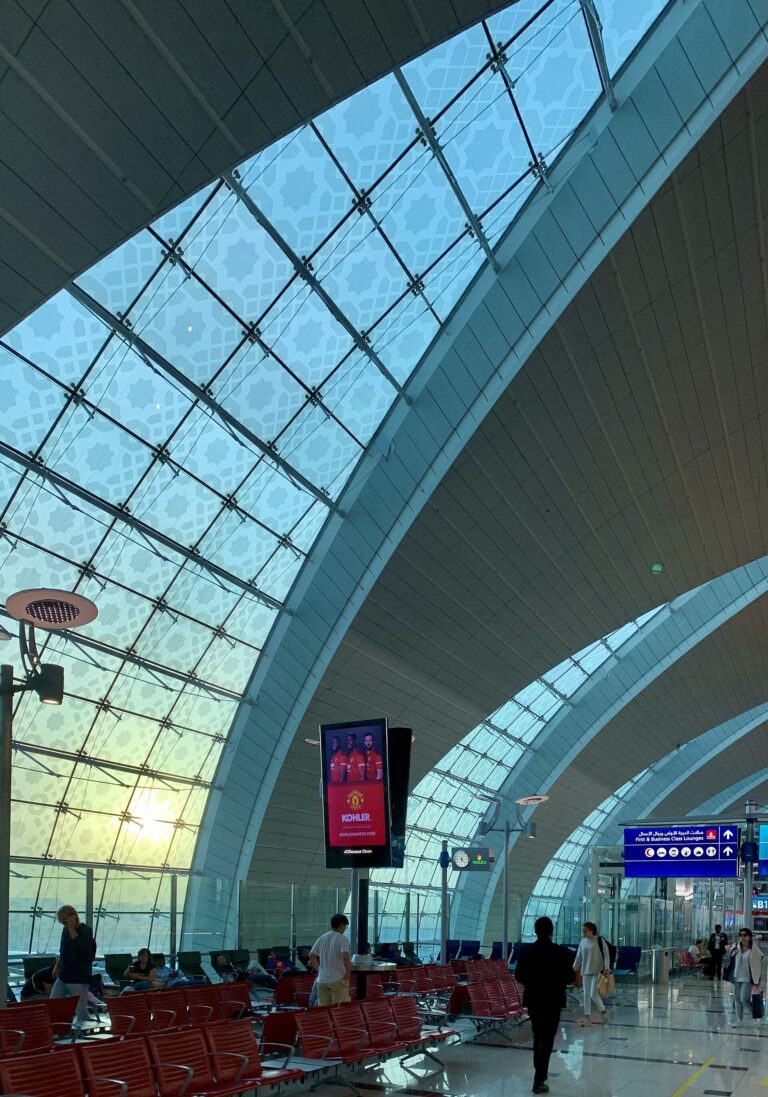ドバイ空港のアーチ型ガラス天井