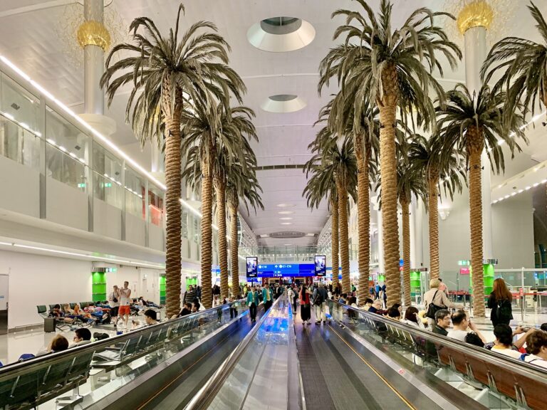 ドバイ空港のターミナル内部