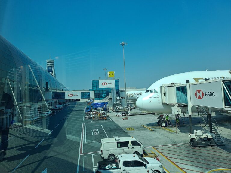 駐機場に停まる旅客機とボーディングブリッジ