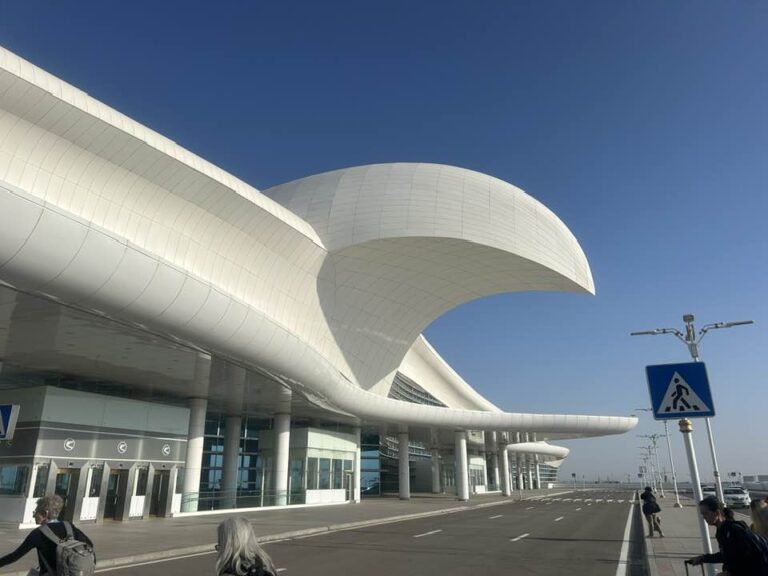 アシガバート空港のターミナル外観