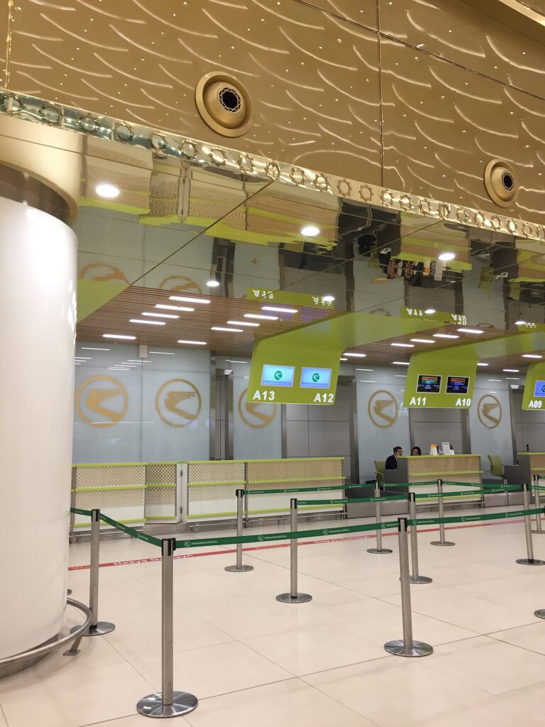 空港ターミナルの案内表示