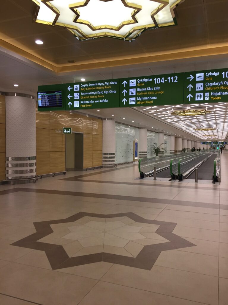 空港の待合ロビーの椅子