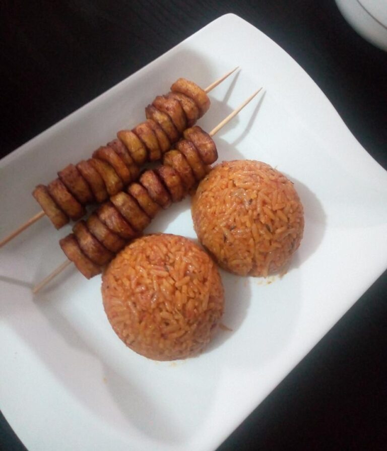 串焼きとライスの皿