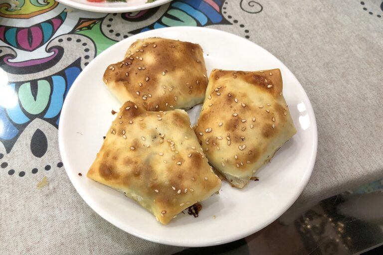 皿に盛られたサムサ