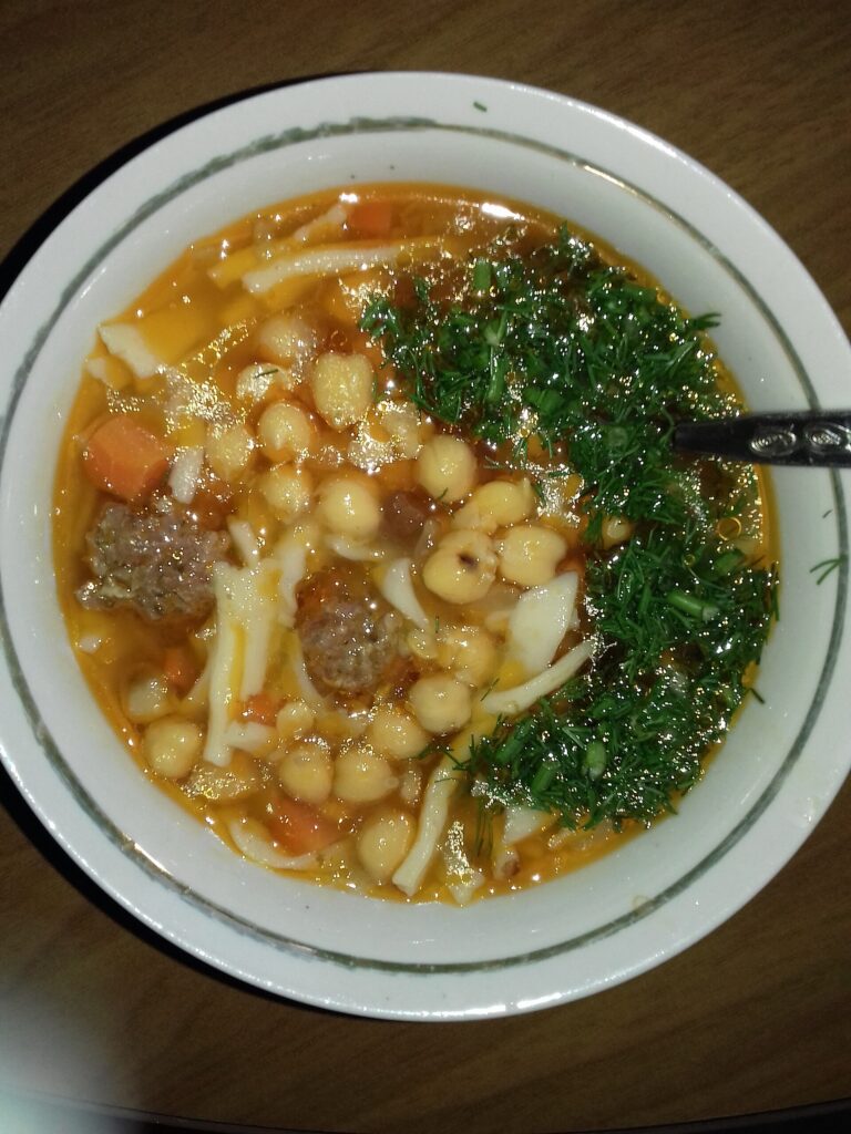 豆と野菜の入ったスープ