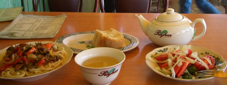 緑茶の碗とパン