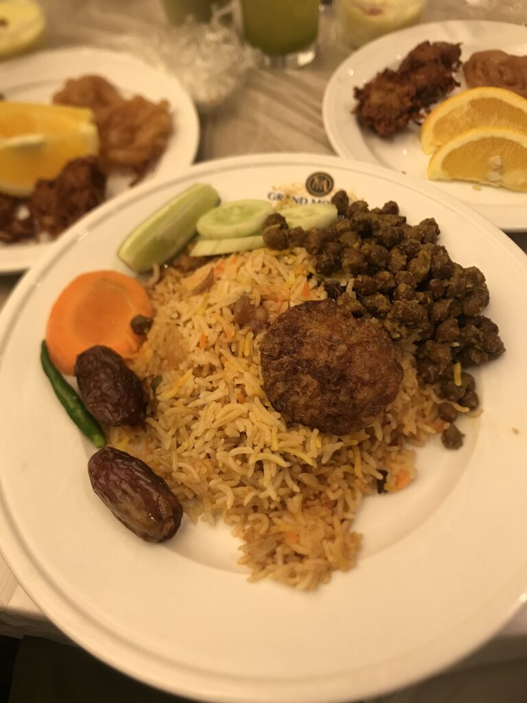 黄色いご飯に肉と豆をのせた料理