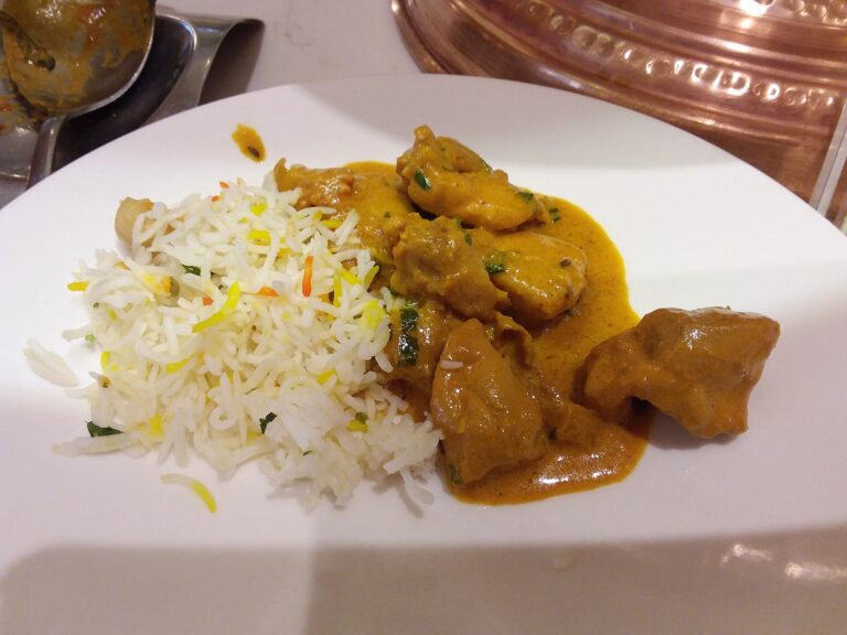 ライスにかけた肉の煮込み