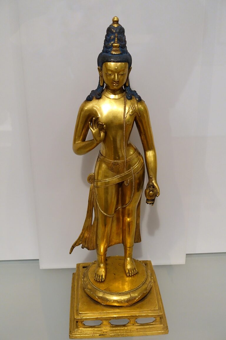 立像の菩薩
