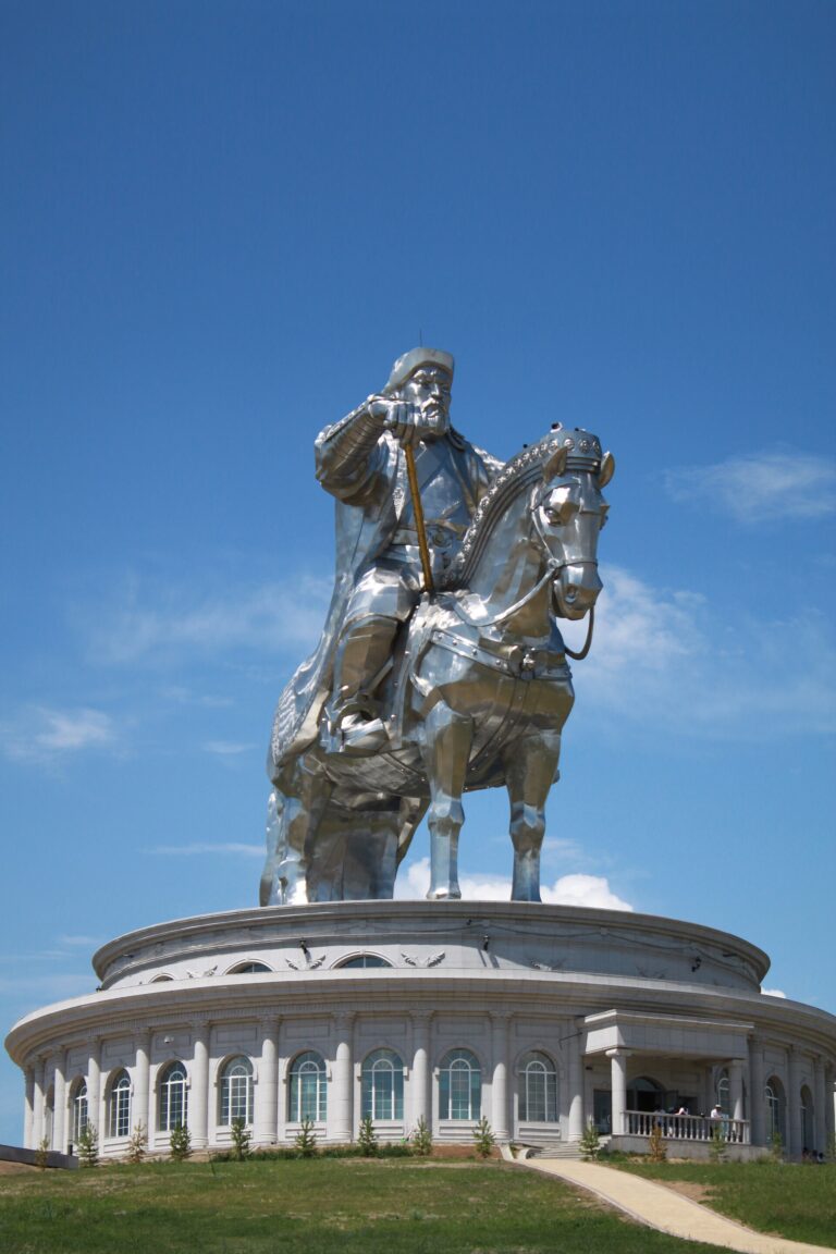 チンギスハーン騎馬像の全景