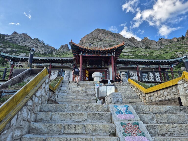 アリヤバル寺への階段