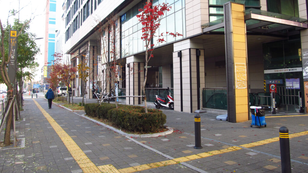 新堂駅11-1番出入口。新堂洞トッポッキタウンへ向かう途中