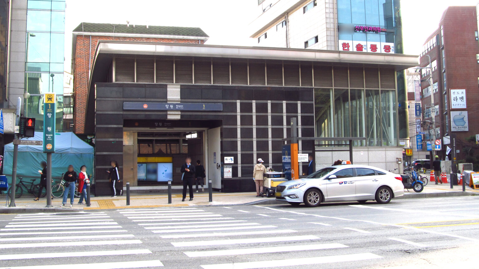 ソウル地下鉄6号線・望遠駅1番出入口。望遠市場へ向かう地上側の起点