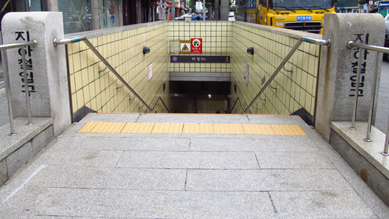 ソウル地下鉄5号線・馬場駅3番出入口。馬場畜産物市場へ向かう地上側の導線