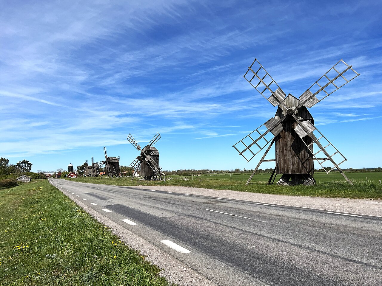 スウェーデン・エーランド島レルカカ村の木造風車群と農地