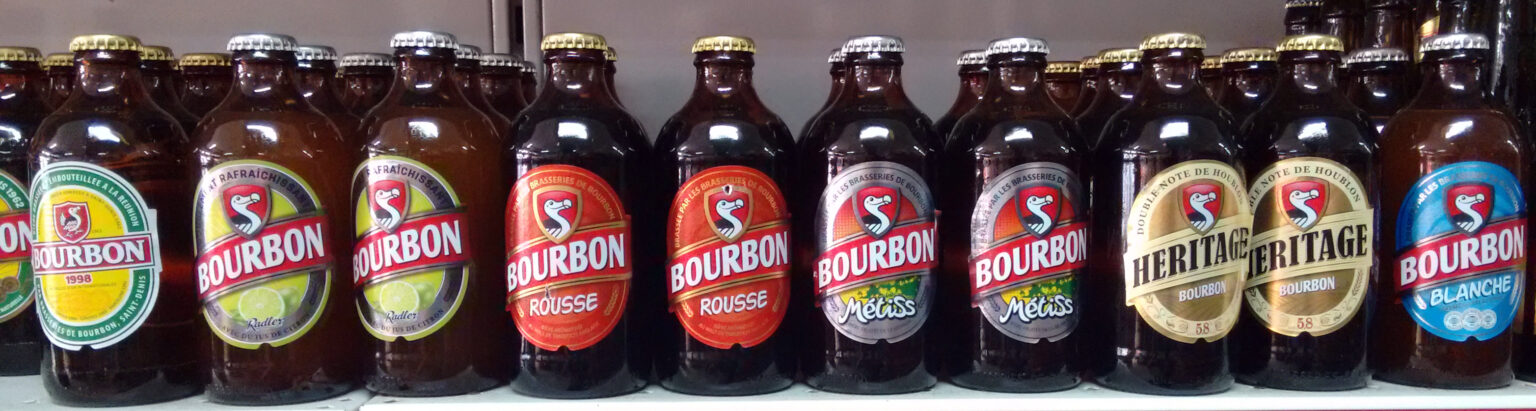 「BOURBON」のラベルが並ぶドド（ビール）の瓶の列