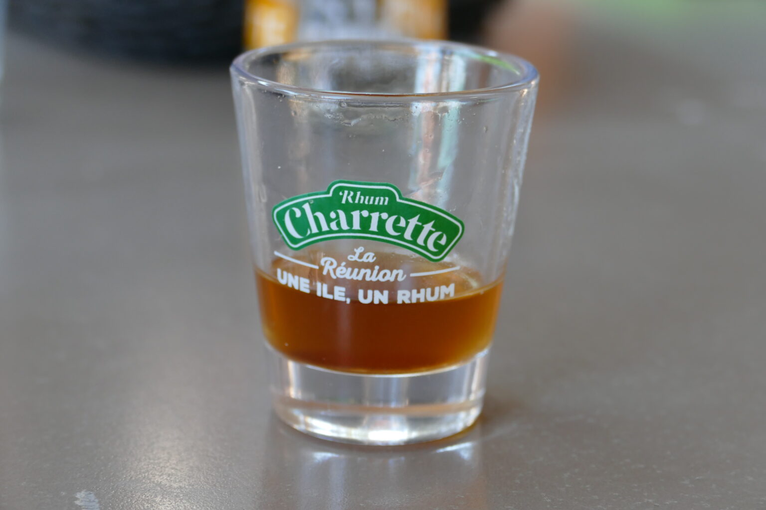 「Rhum Charrette La Réunion」のロゴ入りグラスに注がれた琥珀色のラム