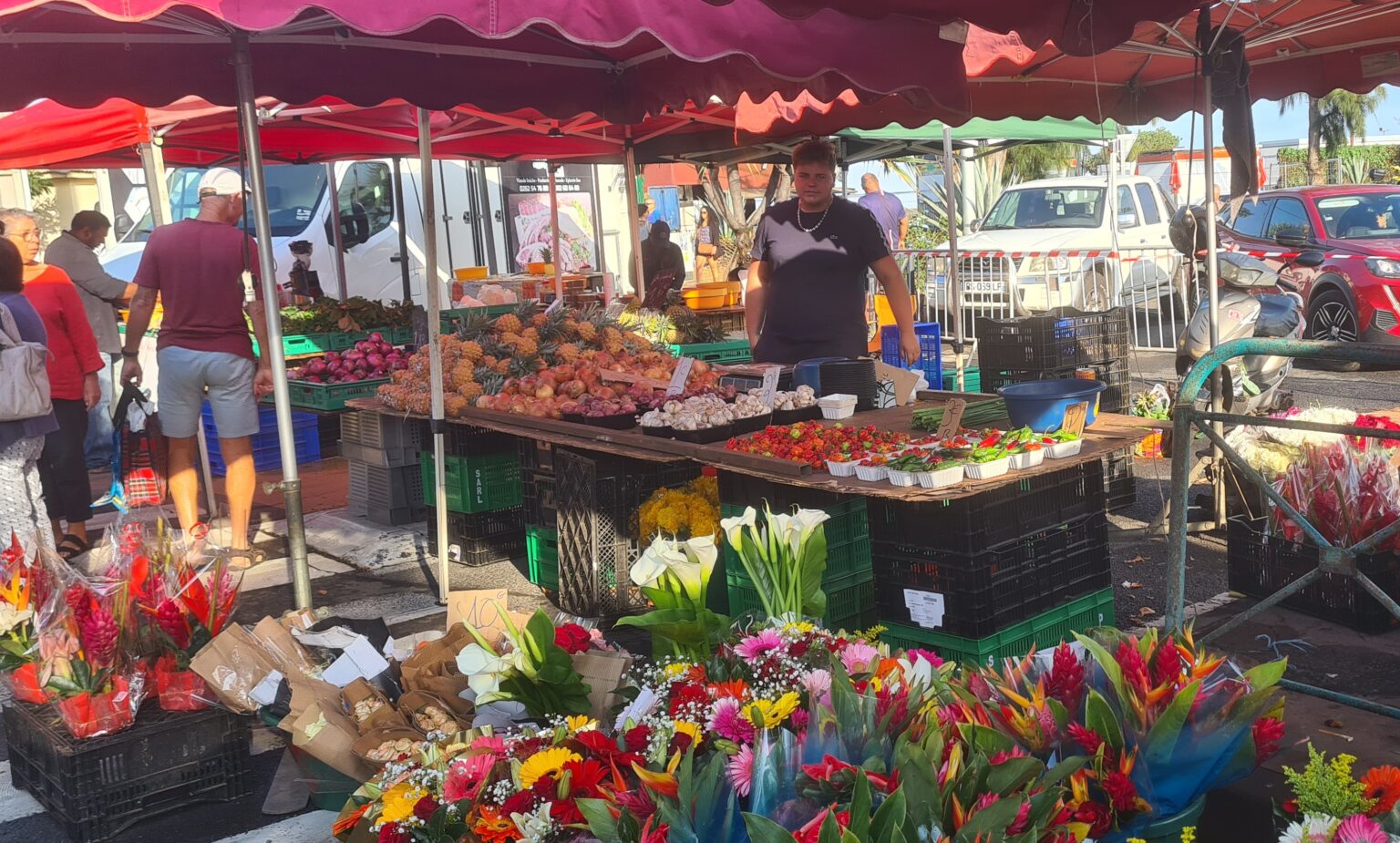 赤いテントの下に花や野菜が並ぶサン・ピエールの露天市