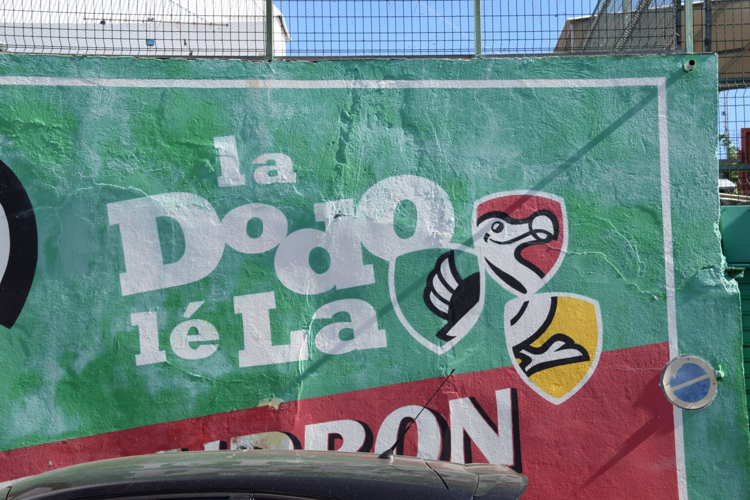 「la Dodo lé La」と描かれたビール広告の壁画