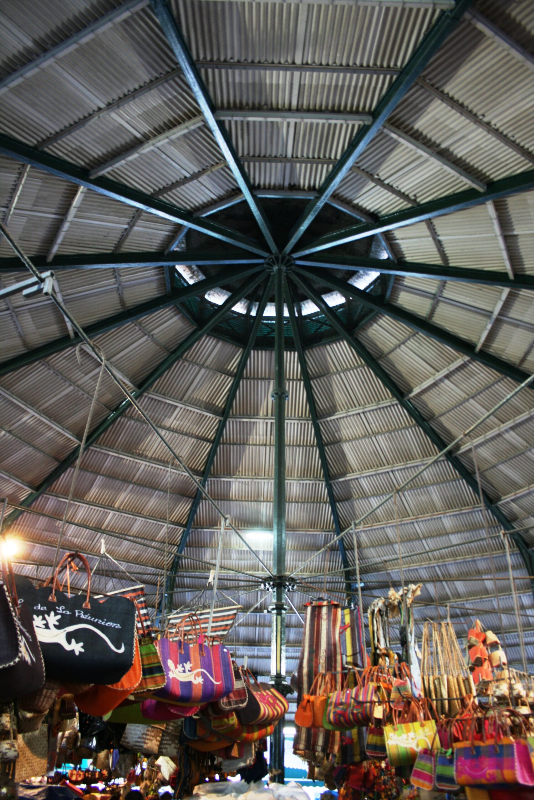 サン・ピエールの屋根付き市場の外観