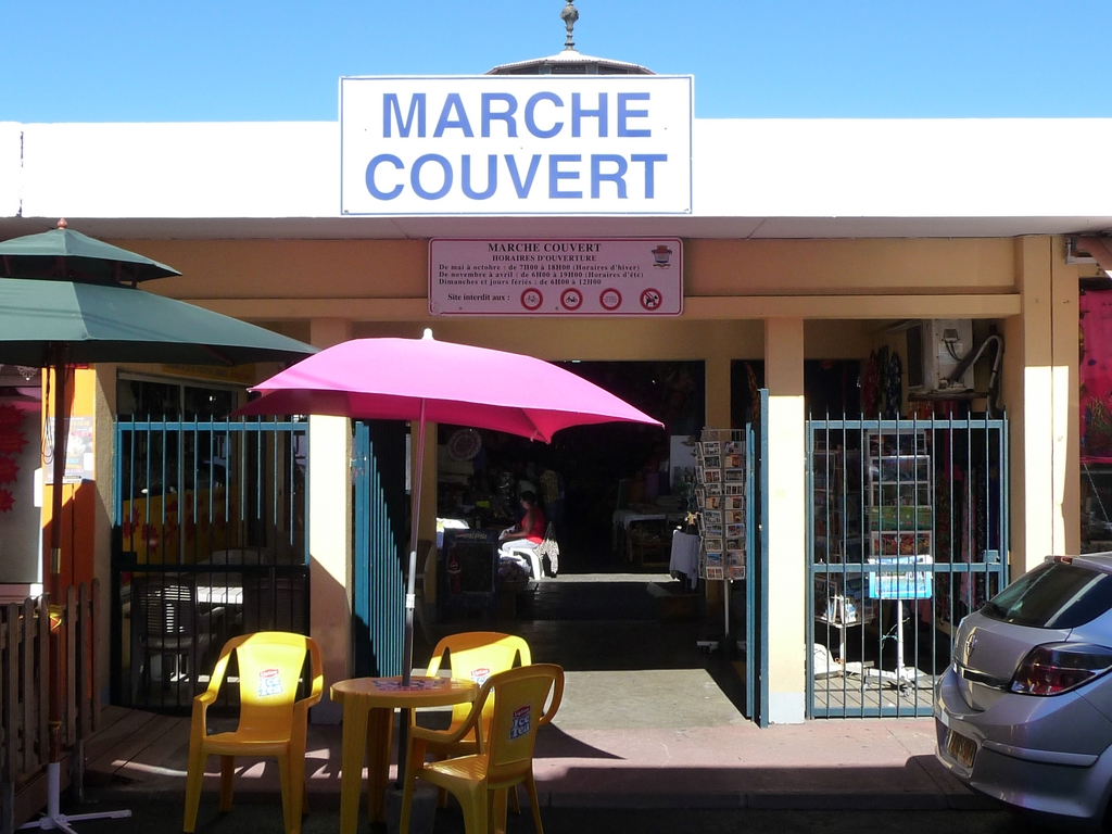 「MARCHÉ COUVERT」の看板が出たサン・ピエール市場の脇入口
