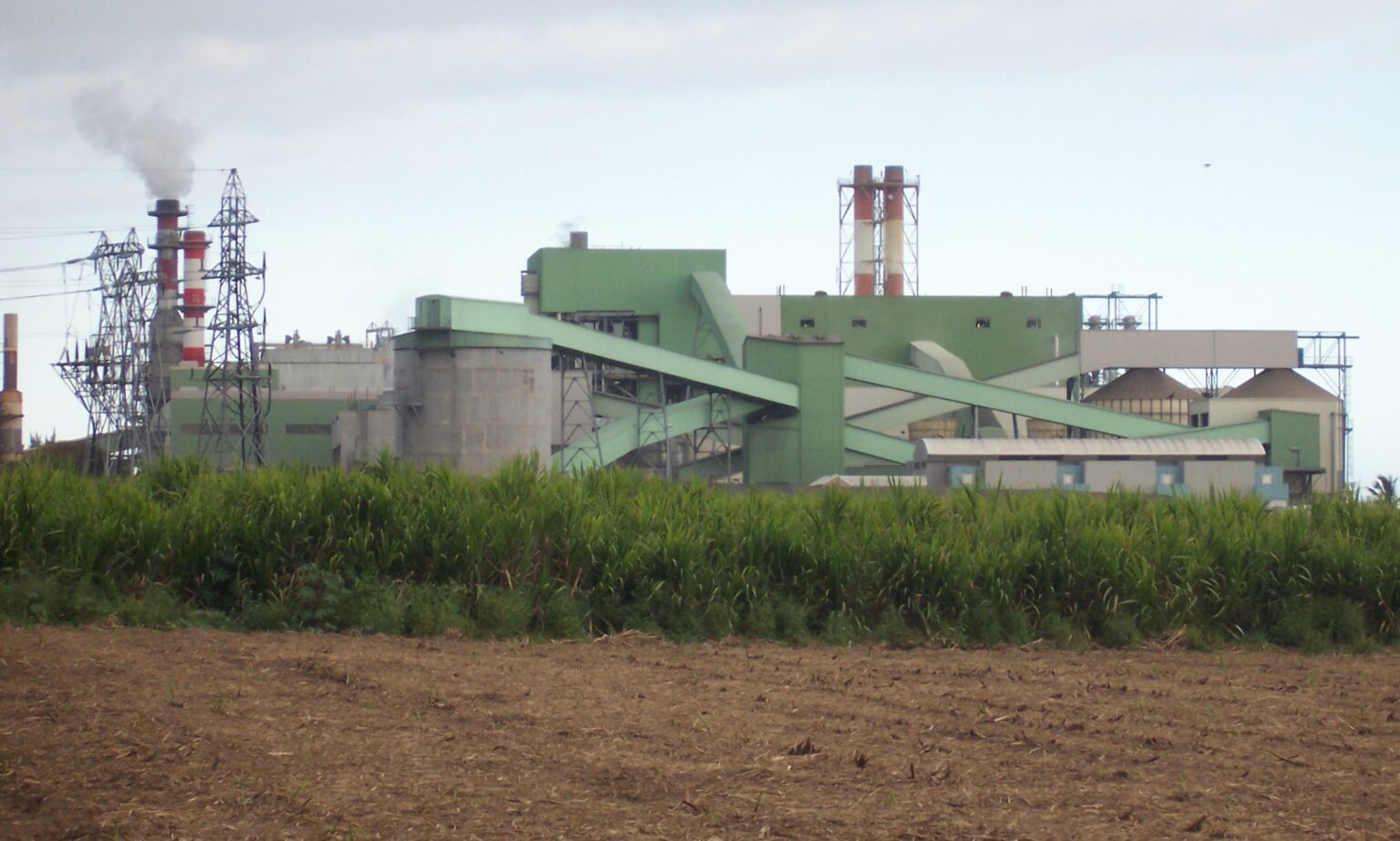 ゴル製糖工場と発電所の全景