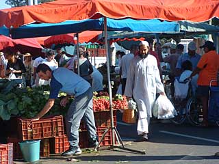 土曜の朝、野菜のケースを並べたサン・ピエールの露天市