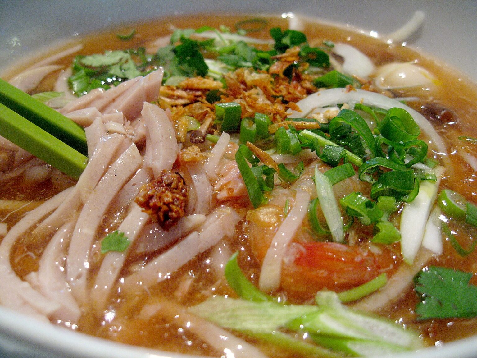 太い白麺とトマト、香草、揚げエシャロットの寄り。蟹入りのバインカン