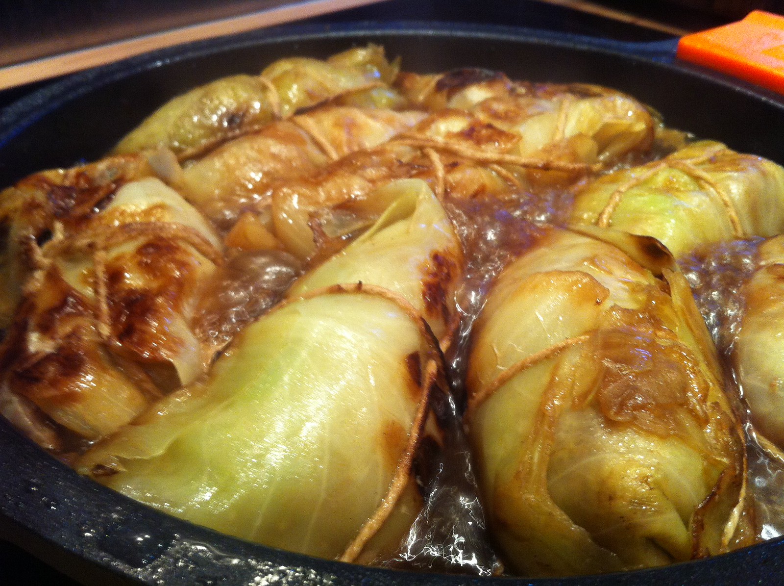 鍋で煮るキャベツの肉詰め